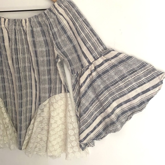 Umgee bell flutter sleeve top with lace accent, S - Picture 8 of 9